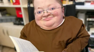 “Muzaffer’in Ölüm Uykusu” adlı öykü kitabıyla edebiyat dünyasına hızlıca adım