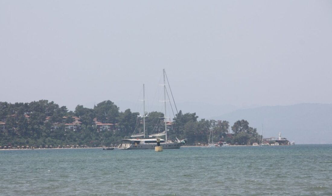 Muğla’nın Marmaris ilçesi açıklarında makine arızası nedeniyle sürüklenen yelkenli katamarandaki
