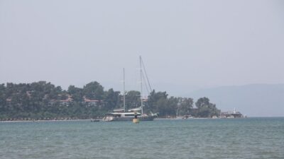 Muğla’nın Marmaris ilçesi açıklarında makine arızası nedeniyle sürüklenen yelkenli katamarandaki