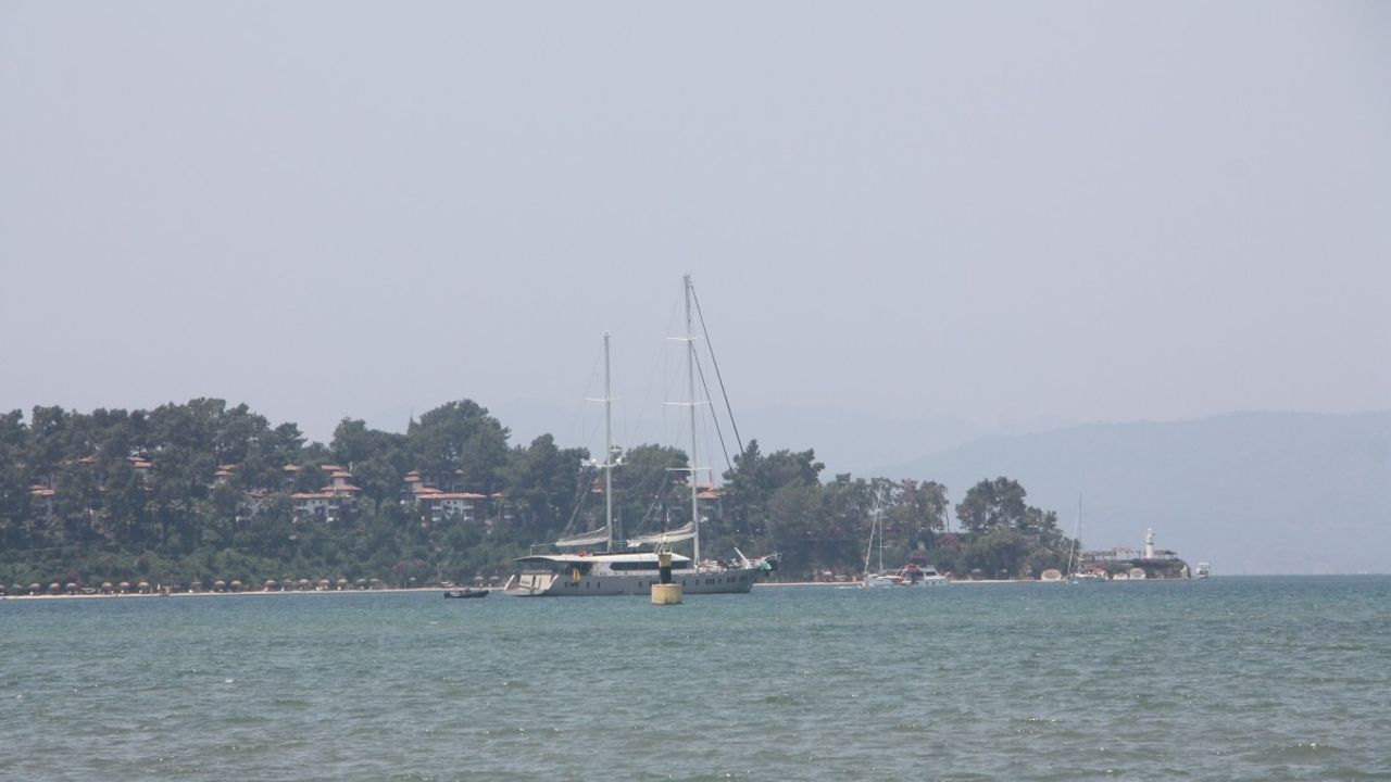 Muğla’nın Marmaris ilçesi açıklarında makine arızası nedeniyle sürüklenen yelkenli katamarandaki