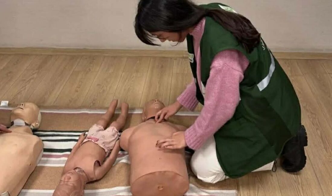 Bağımsızlık Yılı etkinlikleri kapsamında Yeşilay Kars Şubesi gönüllüleri ilk yardım