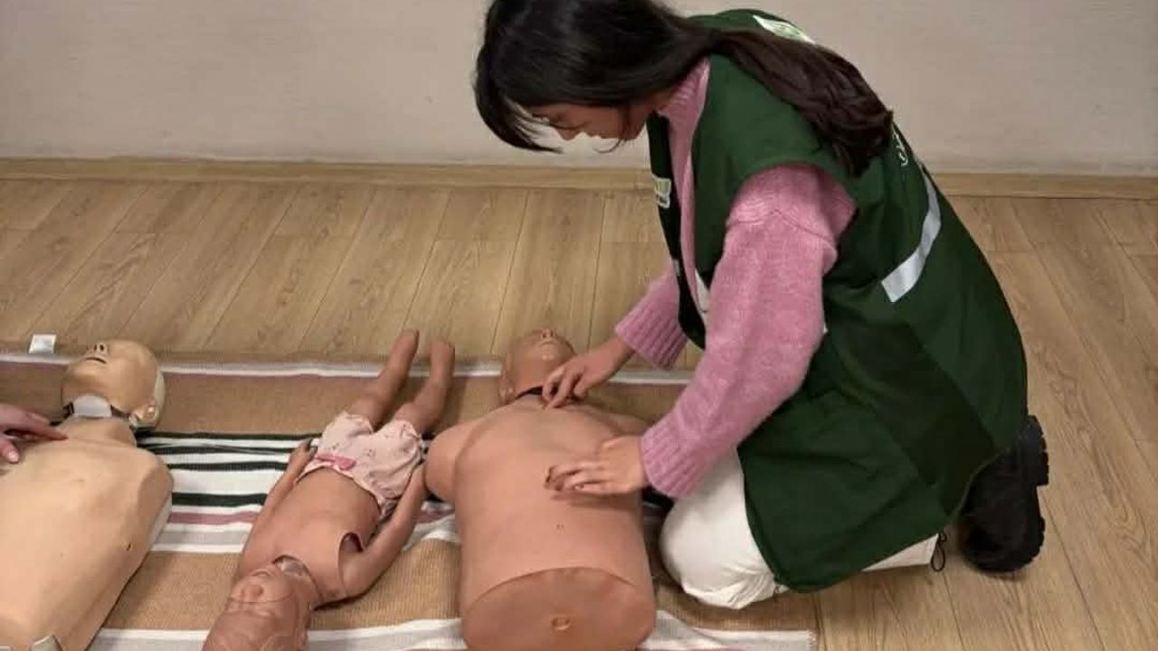 Bağımsızlık Yılı etkinlikleri kapsamında Yeşilay Kars Şubesi gönüllüleri ilk yardım