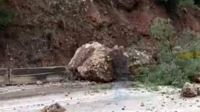 Şiddetli yağışların ardından Isparta-Antalya kara yolunda meydana gelen heyelan nedeniyle