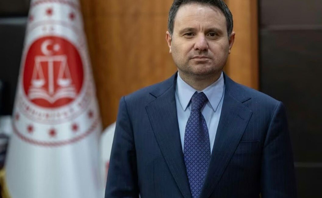 Hukuk fakültesinden mezun olan Akın Gürlek, meslek hayatına hâkim olarak