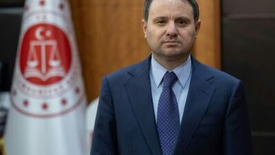 Hukuk fakültesinden mezun olan Akın Gürlek, meslek hayatına hâkim olarak