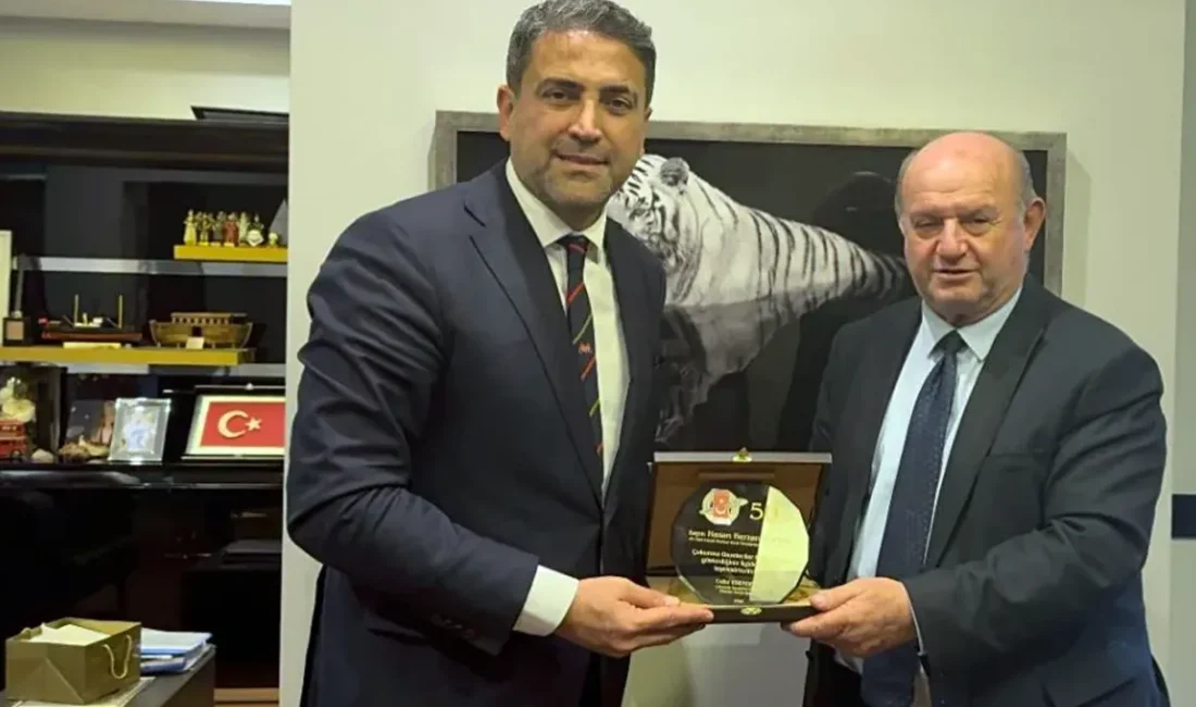 Çukurova Gazeteciler Cemiyeti (ÇGC) Başkanı Cafer Esendemir, beraberindeki yönetim kurulu