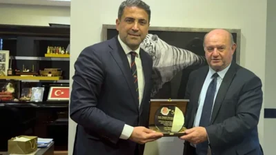 Çukurova Gazeteciler Cemiyeti (ÇGC) Başkanı Cafer Esendemir, beraberindeki yönetim kurulu