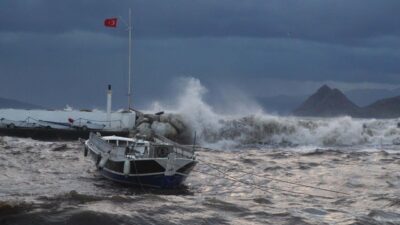 Muğla’nın Bodrum ilçesinde sabah saatlerinde etkisini artıran fırtına nedeniyle Gümbet