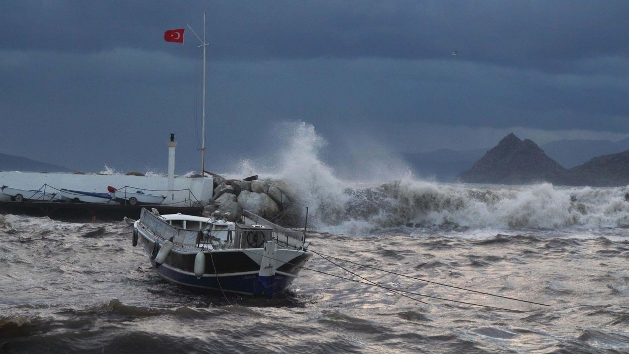 Muğla’nın Bodrum ilçesinde sabah saatlerinde etkisini artıran fırtına nedeniyle Gümbet