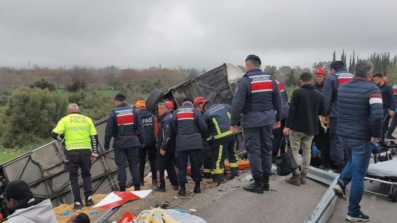 Tekirdağ’dan Antalya’ya seyir halinde olan yolcu otobüsü Döşemealtı’nda şarampole yuvarlandı.
