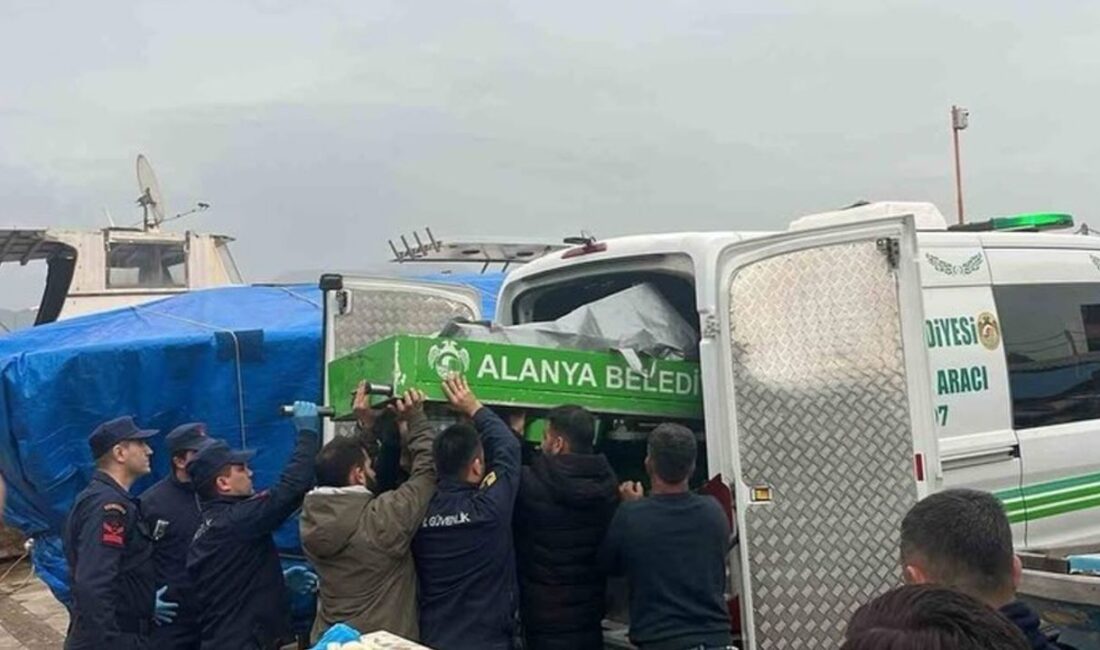 Alanya Balıkçı Barınağı’nda denizde hareketsiz halde bulunan bir kişinin hayatını