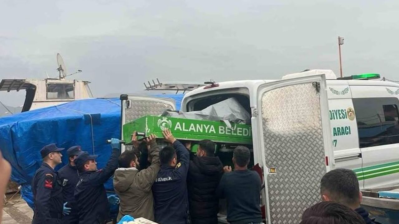 Alanya Balıkçı Barınağı’nda denizde hareketsiz halde bulunan bir kişinin hayatını