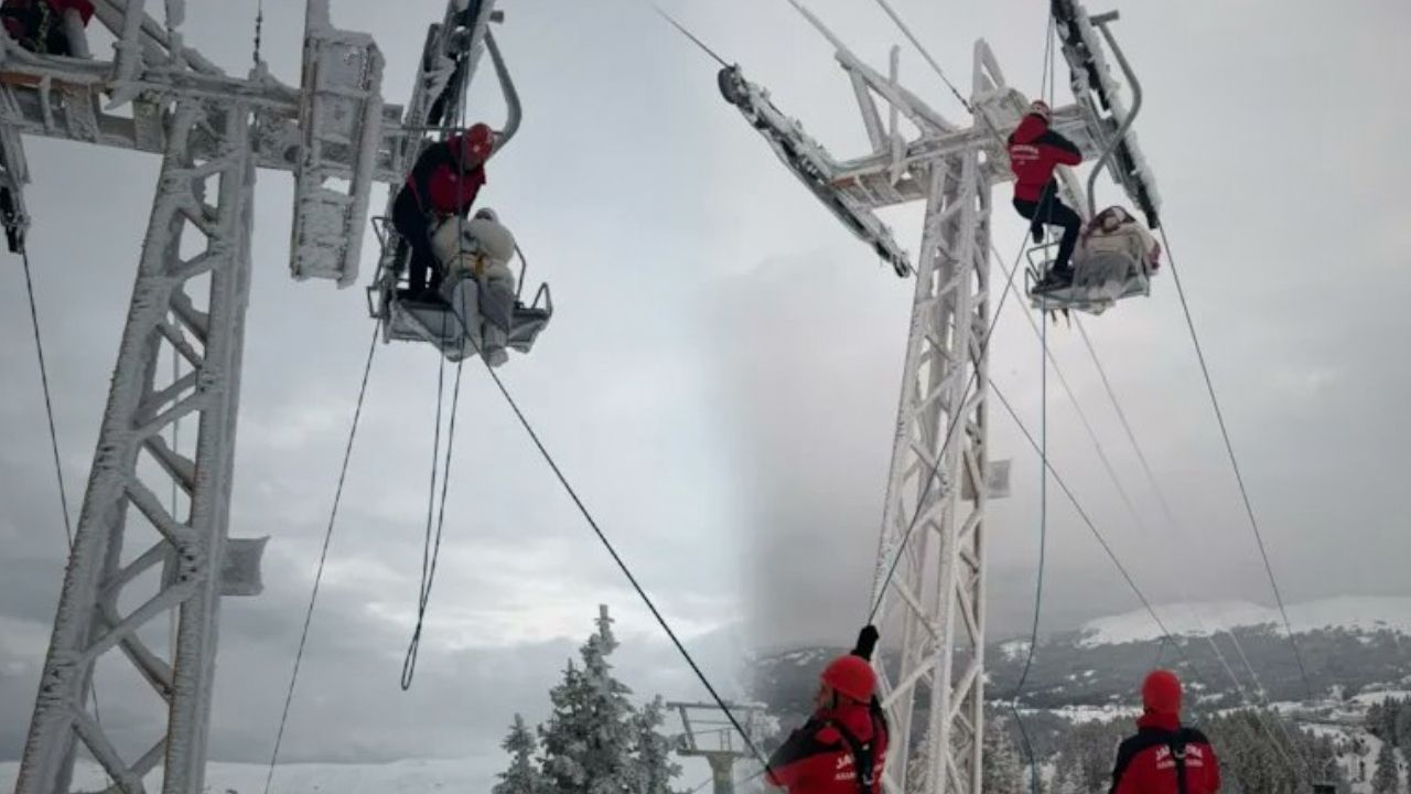 Uludağ’daki Oteller Bölgesi’nde bir telesiyejde meydana gelen arıza paniğe neden