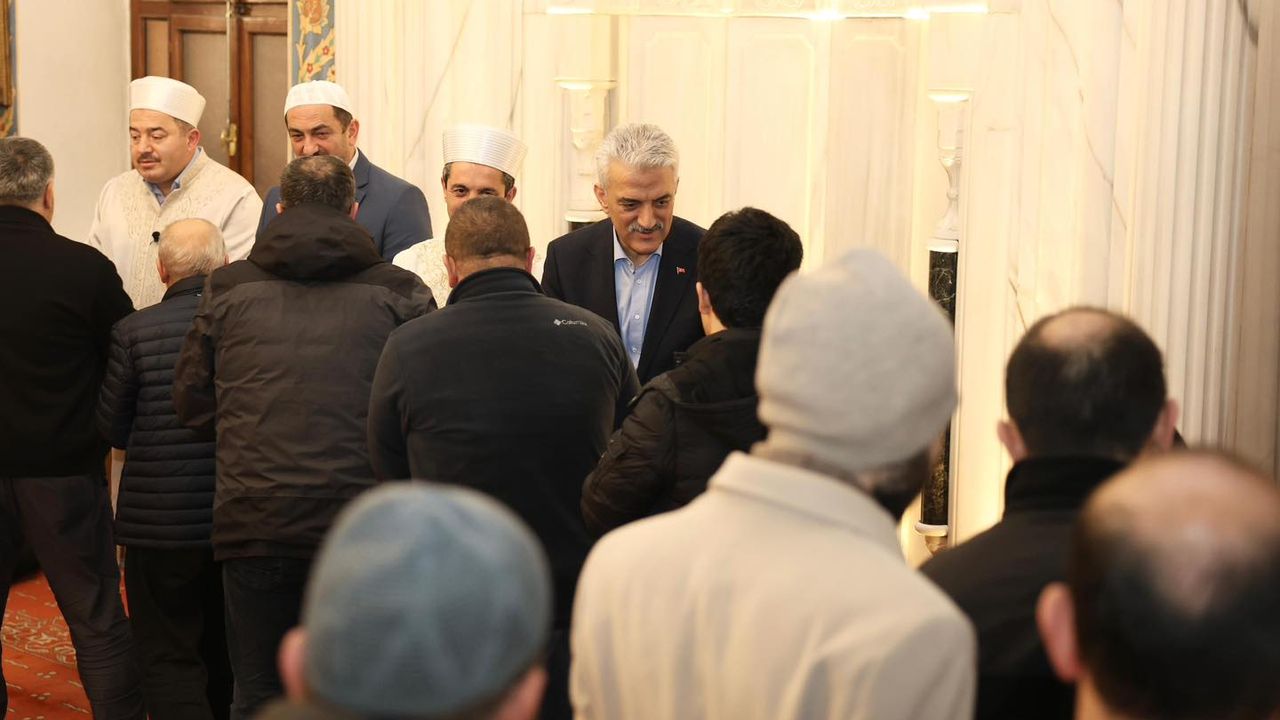 Düzce Valisi Mehmet Makas, Düzce Merkez Büyük Cami'de düzenlenen Berat