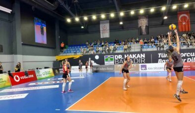 Bahçelievler Belediyesi Bayan Voleybol Kadrosu, Sultanlar Ligi’nde Birinci Maçını Kazandı