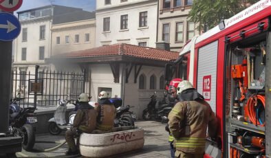 Beyoğlu Belediyesi önünde trafo patladı, bina boşaltıldı