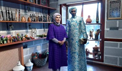 Emine Erdoğan, Senegal Cumhurbaşkanının eşi Marie Khone Fay ile bir ortaya geldi