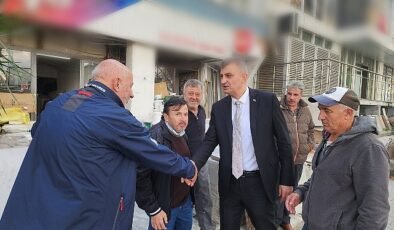 Gölcük Belediye Başkanı Ali Yıldırım Sezer, vatandaşlar ve esnafla bir araya gelerek ilçede devam eden çalışmalar hakkında bilgiler verdi.