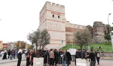 İstanbul-İkbal Uzuner ve Ayşenur Halil için Edirnekapı Surlarında ‘Saygı nöbeti’