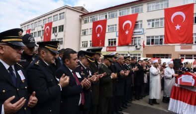 İstanbul’da trafik kazasına müdahale ederken şehit olan polis toprağa verildi