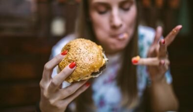 İyi hissetmek için yemek yemek kilo vermeye engel oluyor! Hedonik açlık nedir? Hedonik açlıkla başa çıkmak için ‘dur, bırak, hisset’ yöntemini uygulayın