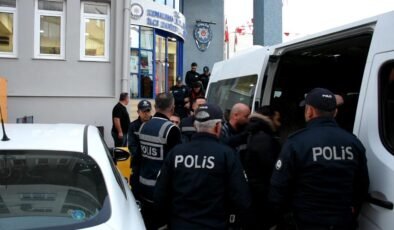 İzmir’de yabancı uyruklu kişileri alıkoyup, gasbeden 5 kişi tutuklandı