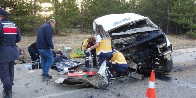 Karaman’da minibüs şarampole devrildi: 2 meyyit, 13 yaralı