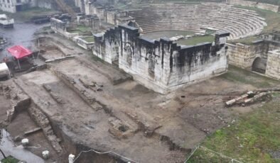 Konuralp Antik Tiyatro kazılarında kilise kalıntıları ve altyapı sistemi bulundu