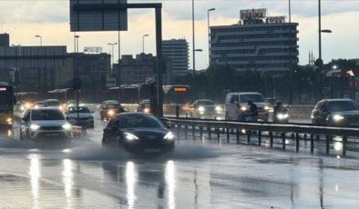 Sağanak yağış İstanbul trafiğini kilitledi