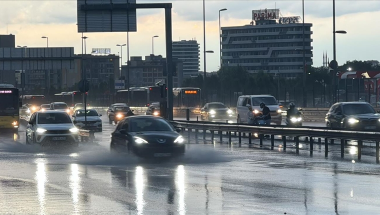 Sağanak yağış İstanbul trafiğini kilitledi