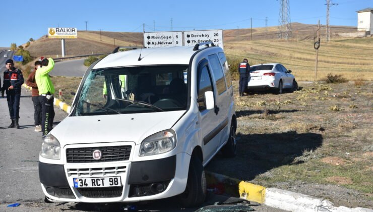 Sivas’ta hafif ticari araç ile otomobil çarpıştı: 8 yaralı