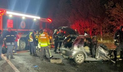 Tekirdağ’da iş makinesine çarpan otomobil alev aldı; 5 ölü