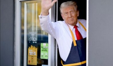 Trump, fast food restoranında patates kızarttı