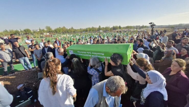 Van’da kaybolduktan 18 gün sonra cansız bedeni bulunan Rojin, Diyarbakır’da toprağa verildi / Ek fotoğraflar